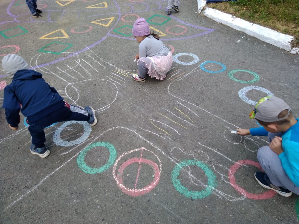 Правила игр на асфальте. Рисование на асфальте в детском саду. Рисование мелками на асфальте в детском саду. Классики на асфальте в детском саду. Игры с мелками на асфальте.