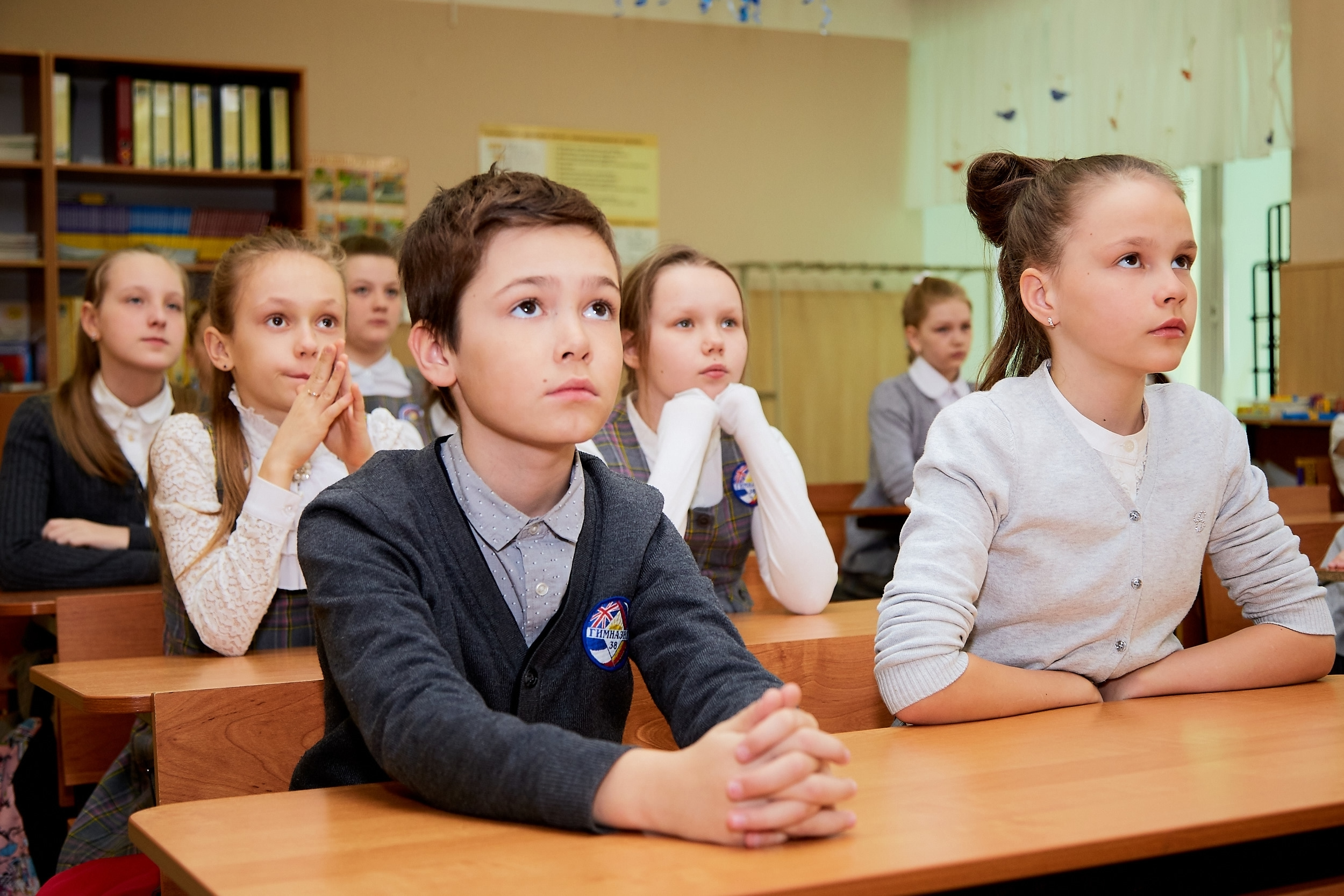 Ученики не слушают урок. Дети в классе. Школьники в школе. Школьники на уроке. Класс с учениками.