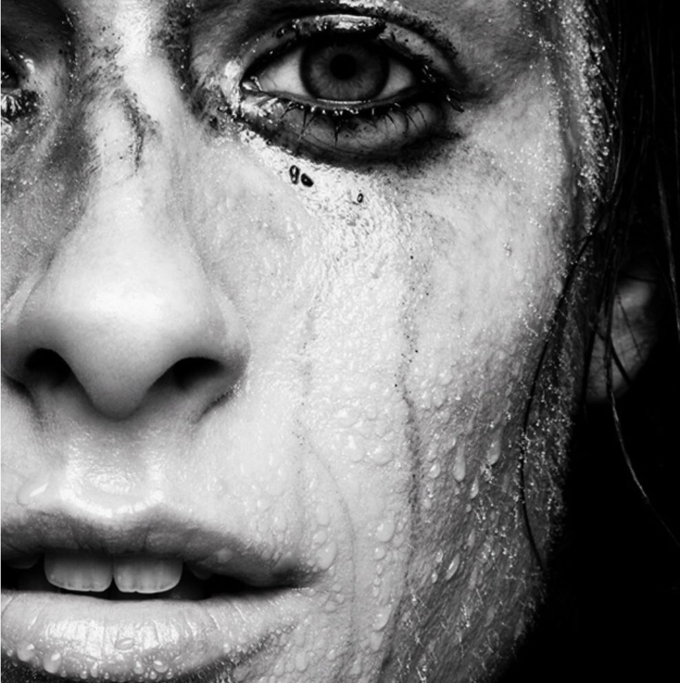 Плакать какое лицо. Мокрое лицо. Лицо черно белое. Заплаканное женское лицо. Плачущие лица.
