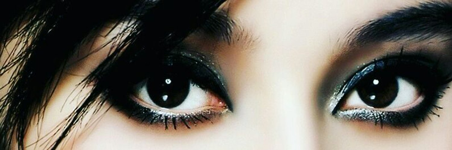 О чем говорят черные глаза. Красивые черные глаза. Глаза чёрные у женские. Люди с чёрными глазами. Черные черные глаза.