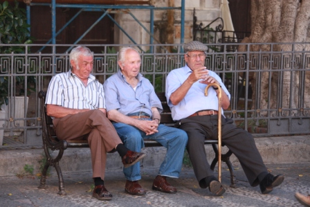 Есть три деда. Три дедушки. Два старика. Два старика сидят. Два Деда на лавочке.
