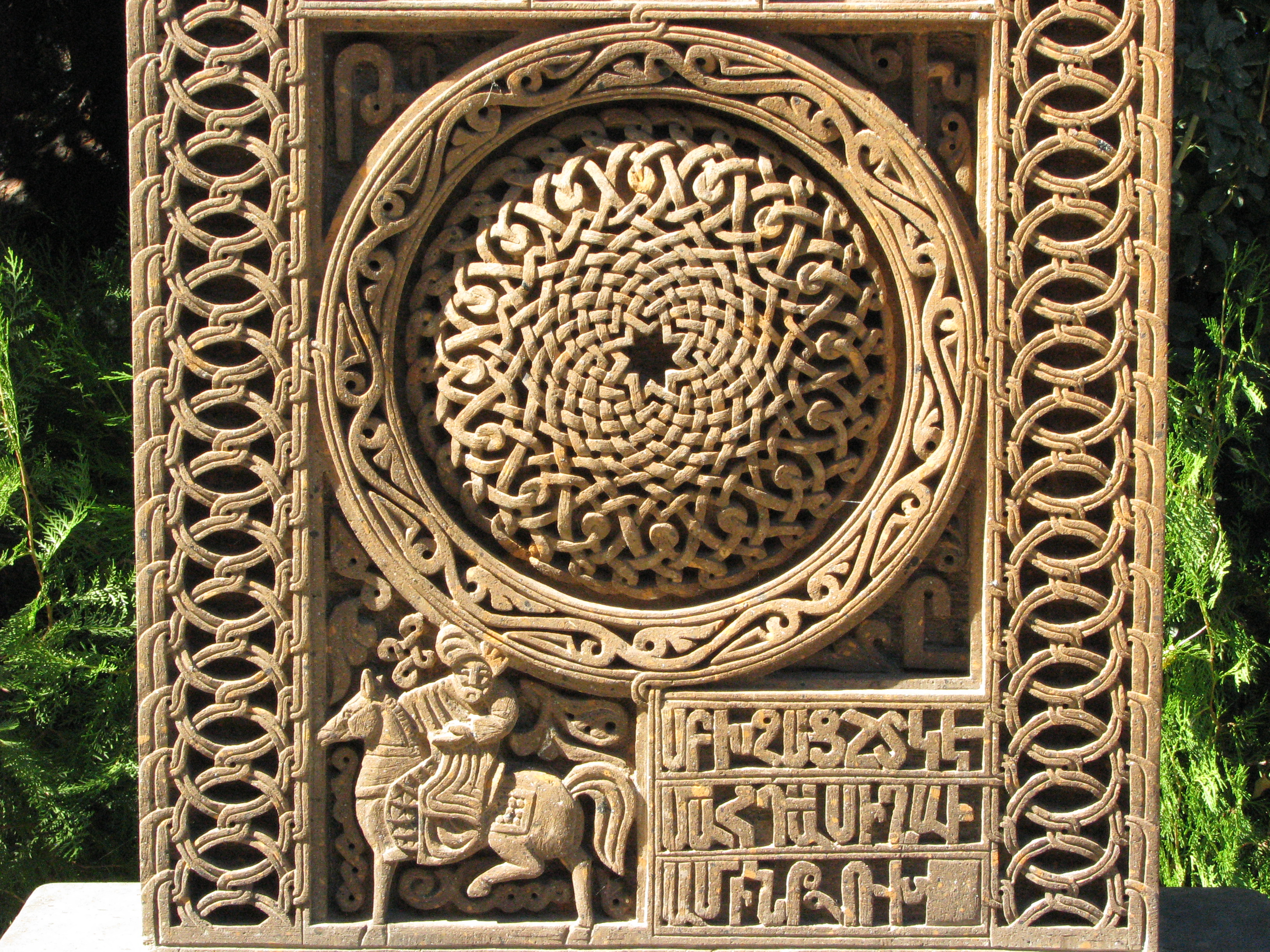 Армянский орнамент на хачкаре