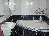 современный дизайн ванной комнаты. Угловая ванна в интерьере