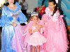 Две сказочные Принцессы проводят королеву праздника с её свитой по ...