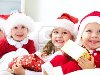Группа из четырех детей в шляпе Рождество с подарками Фото со стока - ...
