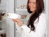 Женщина с кастрюлей около холодильника у себя дома Фото со стока - 11479935