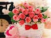 Розовые розы в белой плетёной корзине возле красивых сердечек