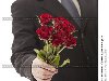 Мужчина протягивает букет красных роз, фото № 733316, снято 27 февраля 2009 ...