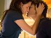 Кристен Стюарт и Роберт Паттинсон целуются в фильме «Сумерки» в 2006 году.