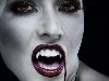 Два слоя черной удлиняющей туши сделают макияж глаз вампирши законченным.