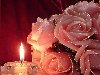 Красивая блестяшка: свеча на столе и роскошные цветы создают волнующую ...