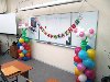 Ученики поздравили свою учительницу с Днем Рождения, украсив класс ...