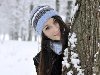 Портрет красивые улыбающиеся девушки в заснеженный лес зимой Фото со стока - ...