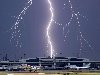 10) Вспышка молнии над терминалом D международного аэропорта Далласа во ...