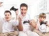 Отец, мать и дети, играющие в видеоигры