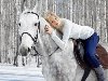 Блондинка на белой лошади зимой Взберитесь на скакуна и прилягте ...