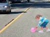 Нарисованная на дороге девочка пугает водителей