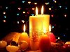 Красивые свечи и декора на деревянный стол, на светлом фоне Фото со стока - ...