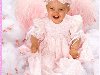 Прекрасная открытка для детей Маленькая девочка в розовом платье улыбается