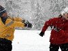дети играют в снежки в германии наступила зима