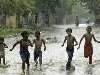 13) Дети под дождем в Аллахабаде, во вторник, 30 июня.