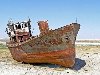 Это судно, когда-то бороздившее водную гладь Аральского моря, теперь стоит ...