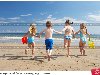 Четверо детей бегут по пляжу, вид со спины