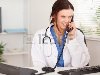 Женщина врач телефону в своем кабинете Фото со стока - 11231975