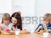 Веселая семья завтрака на кухне Фото со стока - 10095612