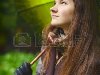 Красивая девушка с длинными волосами в осенний дождливый лес Фото со стока - ...