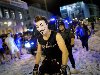 Человек в маске Гая Фокса (Guy Fawkes) принимает участие в акции протеста ...