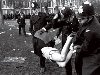 Демонстрации против войны во Вьетнаме захлестнули планету — полицейские по ...