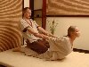Тайский массаж смотрится со стороны как танец: массажист двигается плавно, ...