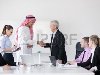Деловая встреча - Красивый молодой человек арабской представляя свои идеи с ...