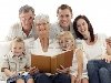 Бабушка читает книгу своим детям и родителям Фото со стока - 10131149