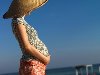... не подставлять открытые участки тела беременная девушка в шляпе на море