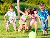 Дети играют в мяч. Вот несколько идей, которые понравятся вашим детям ...