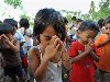 Эвакуированные с подножия извергающегося вулкана Майон дети молятся во ...