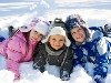 Любимая зимняя игра для детей младшего возраста – катание на санках с горки.