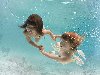 Дети плавают под водой. Нажмите на фотографию, чтобы увеличить до 656x800, ...
