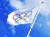 Лондон, Великобритания - 3-ье августа 2012: Олимпийский флаг развевает над ...