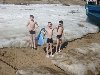 Дети-u0026quot;моржиu0026quot; греются на солнышке после заплыва в ледяной воде (фото)