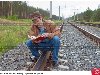 Человек читает книгу, присев на рельс, фото № 1781529, снято 18 июня 2010