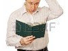Человек читает книгу с большим интересом Фото со стока - 12894137