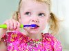 Начиная с года ребенка можно приучать чистить зубы настоящей зубной щеткой.