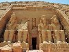 ... статуи древнего фараона, установленные в самом дальнем, небольшом зале.