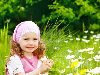 Счастливая девушка на весенний луг с белыми цветами Фото со стока - 12393482