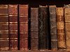 Старинные книги на книжной полке Фото со стока - 12047324