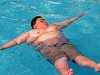 Жирный мужик в бассейне