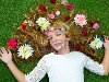 Блондинка весной дети девушка с цветами на волосы по полу зеленые травы Фото ...